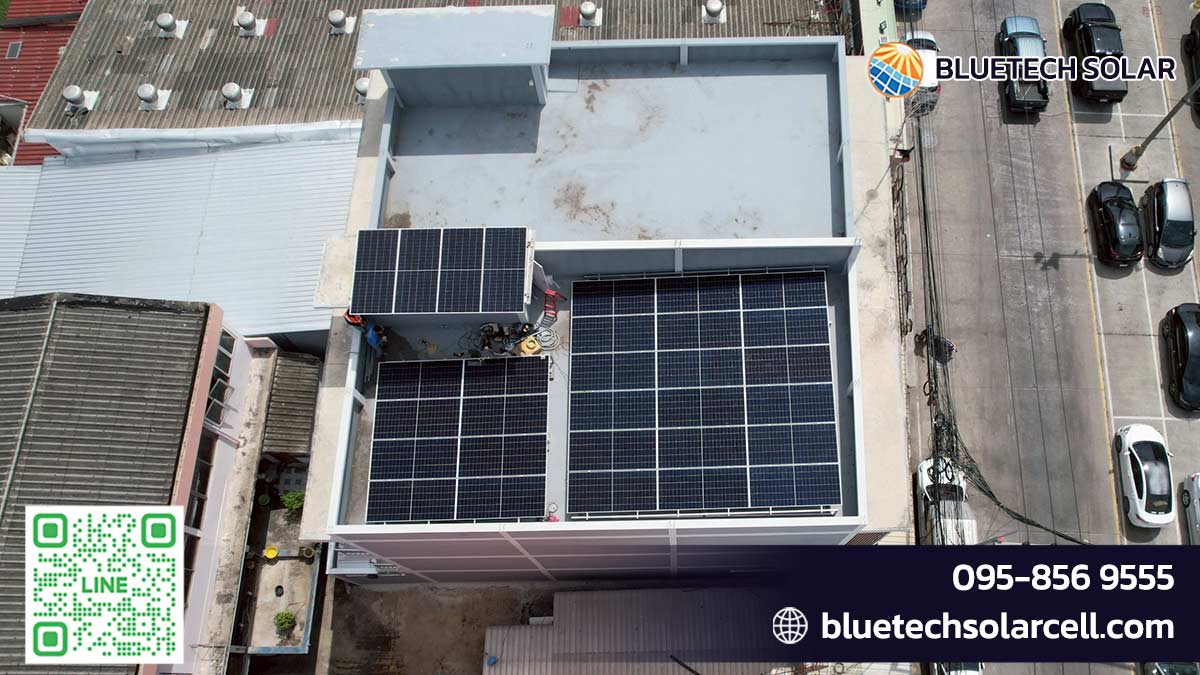การติดตั้งระบบโซล่าเซลล์ควรเลือกทีมผู้เชี่ยวชาญที่มีใบอนุญาตวิศวกรไฟฟ้า และใช้แผงโซล่าเซลล์คุณภาพจากแบรนด์มาตรฐาน เช่น LONGi, Jinko, Canadian Solar พร้อมอินเวอร์เตอร์ที่มีประสิทธิภาพสูงจาก Huawei หรือ Growatt เพื่อให้ระบบทำงานได้ยาวนานกว่า 30 ปี